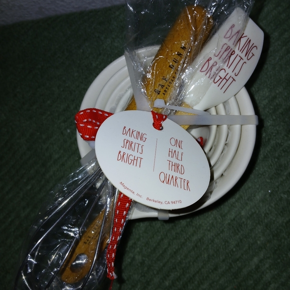 Rae Dunn holiday baking set measuring cups - Picture 3 of 4